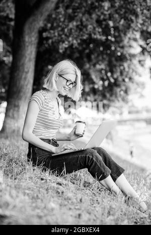 Mädchen Laptop im Freien. Warum Mitarbeiter im Freien arbeiten müssen. Im Freien zu sein, setzt die Mitarbeiter frischer Luft und Umweltveränderungen aus, die glücklich und machen Stockfoto