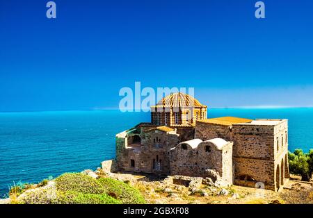 Blick auf die Kirche Panagia Odigitria in der byzantinischen Stadt Monemvasia, Stockfoto