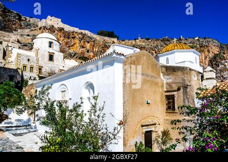 Blick auf Monemvasia Straße Panorama mit alten Häusern, Bäumen in der antiken Stadt, Peloponnes, Griechenland Stockfoto