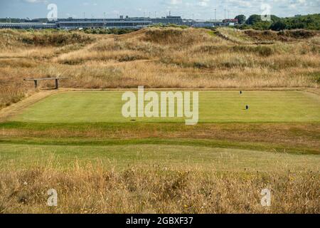 Blick über den Golfplatz Prestwick in Richtung Glasgow Prestwick International Airport, South Ayrshire, Schottland. Stockfoto