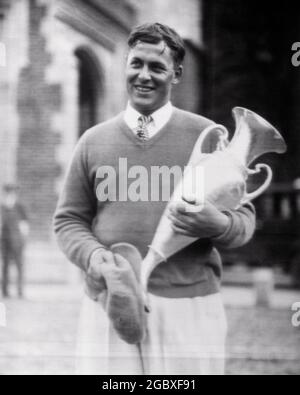 BOBBY JONES AUS DEN 1920ER JAHREN EINFLUSSREICHER AMATEUR-GOLFER, DER DIE KAMERA MIT DER SÜDLICHEN OFFENEN TROPHÄE BETRACHTET MÄRZ 26 1927 - ASP FWP626 ASP001 HARS TROPHÄE HALBE LÄNGE KÖRPERLICHE FITNESS PERSONEN INSPIRATION MÄNNER GOLF SPORTLICHE AUSDRÜCKE B&W ERFOLG GLÜCK FRÖHLICH GOLFER SIEG BERÜHMTE ERHOLUNG STOLZ 1927 SMILES SÜDLICHEN GEGRÜNDET BOBBY HALF FREUDIGEN LINKS STILVOLLE JONES JUNGEN ERWACHSENEN MANN AMATEUR SCHWARZ UND WEISS KAUKASISCHEN ETHNIE ALTMODISCH Stockfoto