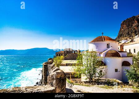 Blick auf Monemvasia Straße Panorama mit alten Häusern und Panagia Chrysafitissa Kirche in der antiken Stadt, Peloponnes, Griechenland Stockfoto