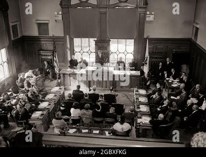 1960ER BLICK VOM BALKON DER GRUPPE VON MENSCHEN INNEN IN GERICHTSSAAL STADTRAT SITZUNG - C10215 HAR001 HARS REPORTER SCHWARZWEISS REGIERUNG FENSTER NORDAMERIKA MASSACHUSETTS FREIHEIT NORDAMERIKA HOCHWINKEL BALKON FÜHRUNG GELEGENHEIT LOKALE BERUFE POLITIK KONZEPTIONELLE BEAMTE KLEINE STADT ZWEISAMKEIT SCHWARZ UND WEISS GEWÄHLT HAR001 ALTMODISCH Stockfoto