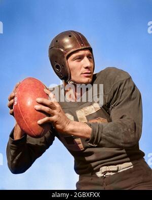 1940ER JAHRE MANN FUSSBALL QUARTERBACK ÜBER EINEN PASS WERFEN - F2388C HAR001 HARS FREUDE LIFESTYLE GESCHWINDIGKEIT ZUFRIEDENHEIT LÄNDLICHE GESUNDHEIT KOPIEREN RAUM HALBLÄNGE PERSONEN GEWINNER MÄNNER RISIKO WERFEN ATHLETISCHE GROBE START ÜBER SPIELER ERFOLG PASSIEREN GLÜCK STÄRKE SIEG STRATEGIE MUT ERLEBT SPANNUNG FÜHRUNG QUARTERBACK ERHOLUNG RICHTUNG STOLZ GELEGENHEIT VORFREUDE AUTORITÄT SPORT FUSSBALL ATHLETEN STYLISCH WERFEN HELMETS QUARTERBACKS ZIELEN DARAUF AB BALL SPORT ERFAHRUNG FUSSBÄLLE PRÄZISION SÜNDIGEN WERFEN HARTEN JUNGEN ERWACHSENEN MANN KAUKASISCHEN ETHNIE HAR001 START ALTMODISCH Stockfoto