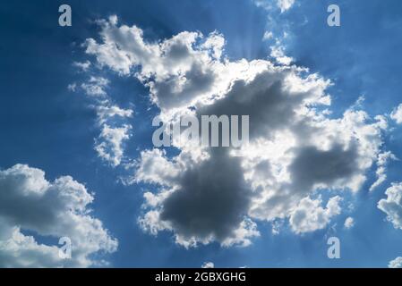 Tagsüber bedeckt eine Wolke die Sonne. Jewpatoria, die Schwarzmeerküste Krim. Stockfoto