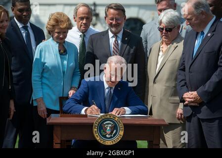 Washington, USA. August 2021. Der Präsident der Vereinigten Staaten, Joe Biden, unterzeichnet am Donnerstag, den 5. August 2021, einen Exekutivbefehl über die Schritte, die seine Regierung unternimmt, um die amerikanische Führung in Bezug auf saubere Autos und Lastwagen auf dem South Lawn des Weißen Hauses in Washington, DC, zu stärken. Kredit: Rod Lampey/CNP/dpa/Alamy Live Nachrichten Stockfoto