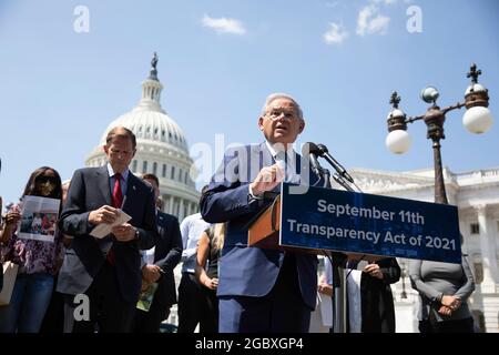 Der US-Senator Bob Menendez (Demokrat von New Jersey) spricht mit dem US-Senator Richard Blumenthal (Demokrat von Connecticut) auf einer Pressekonferenz über den Transparency Act vom 11. September auf dem Capitol Hill in Washington, DC, USA am 5. August 2021. Kredit: Aaron Schwartz/CNP Stockfoto