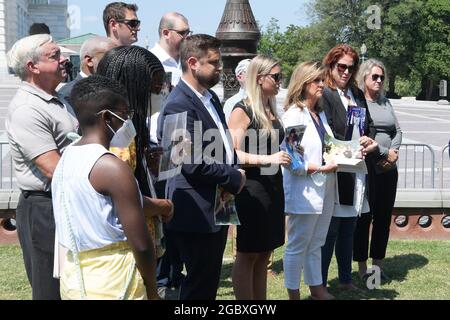 Washington, USA. August 2021. Familienmitglieder von 9/11 Opfern während einer Pressekonferenz über die Einführung des Transparenzgesetzes vom 11. September 2021, heute am 5. August 2021 im Senate Swamp in Washington DC, USA. (Foto von Lenin Nolly/Sipa USA) Quelle: SIPA USA/Alamy Live News Stockfoto