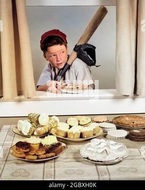 50ER JAHRE JUNGE IM BASEBALLGEWAND MIT BAT SCHLEICHEN KUCHEN DURCH OFFENES FENSTER - J612C HAR001 HARS JUGENDLICH ANGST SICHERHEIT SÜSS MYSTERY SNACK COOKIE STUDIOAUFNAHME GESUNDHEIT ZUHAUSE LEBEN MENSCHEN KINDER KÖRPERLICHE FITNESS JUGENDLICHE TISCHDECKE RISIKO GEBACKENES DESSERT AMERICANA PUDERNAHRUNG STEHLEN VON SNACKS LEBENSMITTEL WINDOWS DIEB GEBÄCK CUPCAKE SNACKS EINZIGARTIGE VERSUCHUNG MERINGUE KOPF UND SCHULTERN WAREN UNFUG ARCHIV BACKWAREN SNACK ESSEN MITT WAHL AUFREGUNG TISCHPLATTE ZUCKERGUSS SCHLEICHEN PRETEEN ZUCKERSÜSS MATTIERT BASEBALLHANDSCHUH BASEBALLHUT FLUCHT HINTERHÄLTIG BASEBALLCAP BASEBALLHANDSCHUH LADYFINGER ÖFFNEN FENSTER PRE-TEEN Stockfoto