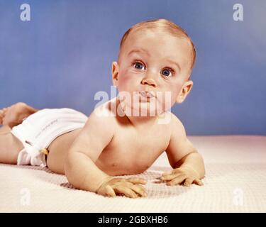 60S BABY JUNGE AUF DEM BAUCH LIEGEND LUSTIG GESICHT BLICK AUF DIE KAMERA - KB4963 HAR001 HARS COMIC ERFREUT FREUDE LIFESTYLE GESUNDHEIT MÄNNER IN VOLLER LÄNGE AUSDRÜCKE BREITEN BLICKKONTAKT BIZARRE VISION BUG-EYED HUMORVOLL SELTSAM WELLNESS FRÖHLICH ENTDECKUNG MAGEN STÄRKE GROTESKE AUFREGUNG ZANY KOMISCH UNKONVENTIONELL LÄCHELT KONZEPTUELLE KOMÖDIE NEUGIERIG FRÖHLICH ABGEDREHT IDIOSYNKRATISCH BABY JUNGE MIT WEITEN AUGEN AMÜSANT EXZENTRISCHEN JUGENDLICHEN ERSCHRECKTE KAUKASISCHEN ETHNIE UNBERECHENBAR HAR001 ALTMODISCH UNVERSCHÄMT Stockfoto