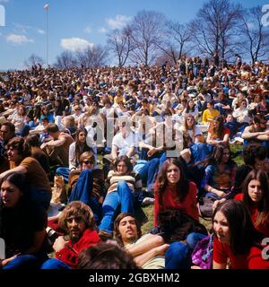 ERSTE KUNDGEBUNG AM 22 1970. APRIL BELMONT-HOCHPLATEAU FAIRMONT PARK PHILADELPHIA PENNSYLVANIA USA - KC4415 HAR001 HARS IN HALBER LÄNGE LADIES MASSE PERSONEN INSPIRATION VEREINIGTE STAATEN VON AMERIKA FÜRSORGLICHE MÄNNER TEENAGER MÄDCHEN TEENAGER JUNGEN HIPPIES ZUSCHAUER SAMMELN NORDAMERIKA FREIHEIT ZIELE NORDAMERIKANISCHE HOCHWINKEL-STRATEGIE PA PRIDE KONZEPTIONELLE GEGENKULTUR UNTERSTÜTZUNG APRIL 22 ZUSAMMENARBEIT FAIRMONT-HOCHPLATEAU-RALLY-LÖSUNGEN DRÄNGEN SICH ZWEISAMKEIT JUNGER ERWACHSENER MANN JUNGER ERWACHSENER FRAU TEILNAHME HAR001 ALTMODISCH Stockfoto