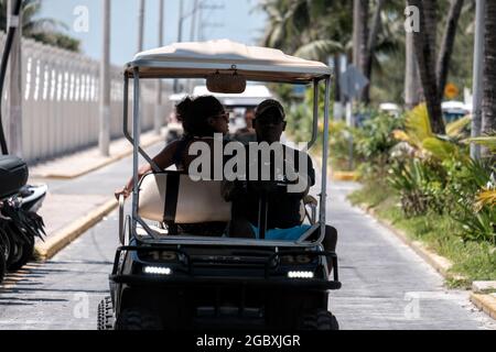 Isla Mujeres, Quintana Roo, Mexiko, 20. Juli 2021.- Touristen genießen den Sommer in Isla Mujeres. Stockfoto