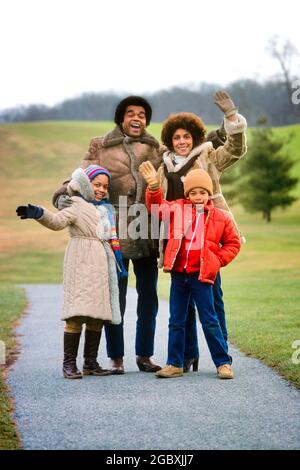 1970-ER-JAHRE-PORTRÄT AFROAMERIKANISCHE FAMILIE MUTTER VATER ZWEI KINDER IM FREIEN TRAGEN HÜTE MÄNTEL HANDSCHUHE SCHAUEND WINKEND VOR DER KAMERA - KJ9010 PHT001 HARS DAME IN KALTEN PAAREN EHEMANN PAPA AUF WIEDERSEHEN WETTER MAMA HÜTE KLEIDUNG NOSTALGISCHES PAAR 4 FARBE MÜTTER ALTE ZEIT NOSTALGIE BRUDER ALTE MODE SCHWESTER 1 GRUSS JUVENILE STIL WILLKOMMEN KOMMUNIKATION SÖHNE ZUFRIEDEN FAMILIEN FREUDE LIFESTYLE ZUFRIEDENHEIT FRAUEN VERHEIRATET BRÜDER LÄNDLICHE EHEPARTNER EHEMÄNNER MÄNTEL GESUNDHEIT HEIM LEBEN KOPIEREN RAUM FREUNDSCHAFT IN VOLLER LÄNGE DAMEN TÖCHTER PERSONEN MÄNNER GESCHWISTER VERTRAUEN SCHWESTERN VÄTER PARTNER WINTERZEIT Stockfoto