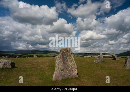 Tomnaverie Standing Stones in der Nähe von Tarland, Aberdeenshire, Schottland. Sonniger Tag mit blauem Himmel und Wolken. Es handelt sich um 4.000 Jahre alte stehende Steine. Stockfoto