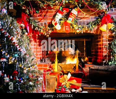 60S WEIHNACHTS-KAMIN MIT ZWEI HÄNGENDEN STRÜMPFEN URLAUB GREENS EIN BRENNENDER BAUM MIT LAMETTA UND EINGEWICKELTEN GESCHENKEN - KX2938 HAR001 HARS WASSERKESSEL KRAN WEITWINKEL TRÄUME GLÜCK LOG RELIGIÖS FRÖHLICH UND CHRISTENTUM AUFREGUNG BEGRÜSSEN DEZEMBER KONZEPTIONELL DEZEMBER 25 GEMÜTLICHE STILVOLLE KUPFER KREATIVITÄT GLAUBE KAMINE FRÖHLICH SPIRITUELLEN GLAUBEN FESTLICHE GREENS HAR001 INSPIRIERENDE ALTMODISCH Stockfoto