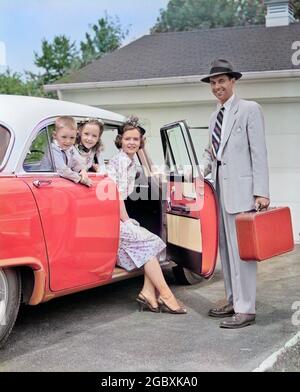 LÄCHELNDER VATER AUS DEN 1950ER JAHREN, DER KOFFER HIELT, WÄHREND ER DIE AUTOTÜR FÜR MUTTER, TOCHTER UND SOHN AUF DEM RÜCKSITZ ÖFFNETE, DIE ALLE ANSCHAUTEN KAMERA - M5680C HAR001 HARS FUN LADY AUTOS MANN ERÖFFNUNG VIER REISE GARAGE NOSTALGISCH PAAR 4 VORSTADT FARBE TÜREN FALL TÜR ALTE ZEIT NOSTALGIE BRUDER ALTE MODE AUTO SCHWESTER 1 AUFFAHRT JUVENILE URLAUB SÖHNE FAMILIEN LIFESTYLE ZUFRIEDENHEIT FRAUEN VERHEIRATET BRÜDER EHEPARTNER EHEMÄNNER ERWACHSEN ZU HAUSE LEBEN IN VOLLER LÄNGE DAMEN TÖCHTER PERSONEN AUTOMOBIL PFLEGE MÄNNER GESCHWISTER SCHWESTERN TRANSPORT TÜREN PARTNER AUGENKONTAKT GLÜCK ABENTEUER REISE AUTOS AUFREGUNG HÄNGEN AUS Stockfoto