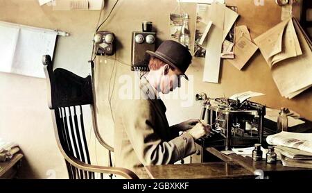 ANONYMER MANN AUS DEN 1920ER JAHREN MIT BOWLER-HUT-SCHREIBMASCHINE IM BÜRO - Q45989C CPC001 HARS BOWLER-KOPIERRAUM IN HALBER LÄNGE SCHREIBEN AMERICANA JOURNALIST CANDLESTICK ÜBERARBEITET BERUF EINGEBEN ANLASS CANDLESTICK TELEFON BOWLER HAT BERUFE TELEFONE BRÜLLENDE ZWANZIGER ÜBERARBEITEN GESCHÄFT MANN GESCHÄFT MÄNNER GESCHÄFTSLEUTE LÄRMENDE ZWANZIGER JAHRE TELEFONE AUTOR GESCHÄFTSLEUTE GESCHÄFTSLEUTE KOMPONIEREN TYP SCHRIFTSTELLER KLEINER GESCHÄFTSMANN ANONYME KOMPONIEREN FRIST MID-ADULT MID-ADULT MANN NEWSMAN AUFMERKSAM KAUKASISCHEN ETHNIZITÄT KONZENTRATION DESKTOP-NACHRICHT ALTMODISCHE SCHREIBKRAFT Stockfoto