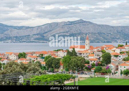 Landschaftliches Panorama von Postira an der Nordküste der Insel Brac in Kroatien. Stockfoto