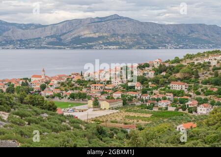 Landschaftliches Panorama von Postira an der Nordküste der Insel Brac in Kroatien. Stockfoto