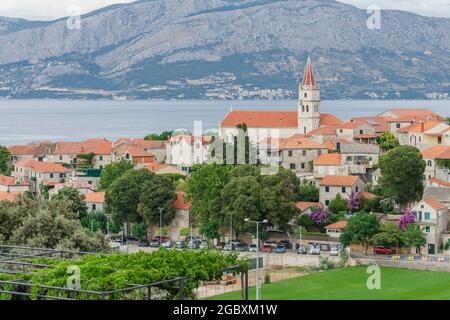 Landschaftliches Panorama von Postira an der Nordküste der Insel Brac in Kroatien. Stockfoto