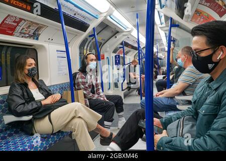 London, Großbritannien, 5. August 2021: Alle Passagiere dieser Londoner U-Bahn-Waggon tragen Gesichtsmasken, was eine Bedingung für die Beförderung im Rahmen der Londoner Transportpolitik ist, Passagiere und Personal während der dritten Welle der Pandemie zu schützen. Anna Watson/Alamy Live News Stockfoto