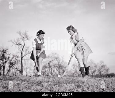 1930ER JAHRE 1940ER JAHRE ZWEI JUGENDLICHE SPORTLICHE MÄDCHEN HIGH SCHOOL STUDENTEN SPIELEN HOCKEY IM FREIEN - S6893 HAR001 HARS 1 FITNESS JUGENDLICH STIL GESUNDE TEAMARBEIT WETTBEWERB ATHLET LIFESTYLE FRAUEN GESUNDHEIT ATHLETIK COPY SPACE GANZKÖRPERFITNESS PERSONEN TEENAGER MÄDCHEN ATHLETISCHE S&W SCHULEN AKTIVITÄT KÖRPERLICHE STÄRKE STRATEGIE AUFREGUNG LOW-ANGLE-ERHOLUNG HIGH SCHOOL UNIFORMEN HIGH SCHOOLS ATHLETEN FLEXIBILITÄT INTRAMURALE MUSKELN TEENAGERALTER JUGENDLICHE SCHWARZ UND WEISSE KAUKASISCHE ETHNIZITÄT HAR001 ALTMODISCH Stockfoto