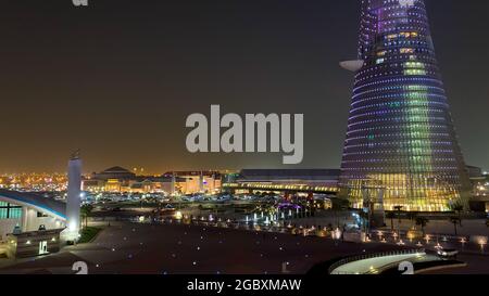 Blick auf die Villagio Mall und den Torch Tower in Doha, Katar, Naher Osten bei Nacht Stockfoto