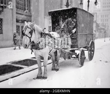 1940ER-FAHRER AUS DEN 1950ER-JAHREN DRÄNGTE SICH IN EINEN ALTEN PFERDEWAGEN, ALS WEISSES PFERD IM FALLENDEN WINTERSCHNEE STEHT PHILADELPHIA PA USA - W2030 HAR001 HARS FULL-LENGTH HALF-LENGTH PERSONEN VEREINIGTE STAATEN VON AMERIKA MÄNNER RÄDER TRANSPORT B&W TRAURIGKEIT NORDAMERIKA NORDAMERIKA NORDAMERIKA SÄUGETIERE PA PFERD GEZOGENER STOLZ WIE IN BERUFEN NICHT IDENTIFIZIERTE KONZEPTUELLE WAGGONS ANONYME STÄNDE WARTET GEDRÄNGTE SÄUGETIERE MITTLEREN ERWACHSENEN MITTLEREN ERWACHSENEN MANN SCHWARZ UND WEISS HAR001 ALTMODISCH Stockfoto