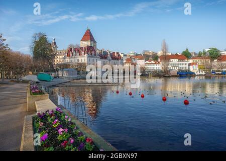 Ouchy Promenade und Chateau Douchy am Genfer See - Lausanne, Schweiz Stockfoto