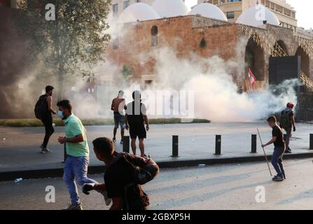 Beirut, Libanon. August 2021. Zusammenstöße zwischen Demonstranten und Soldaten im libanesischen Parlament in Beirut, Libanon, am 4. August 2021. (Elisa Gestri/Sipa USA) Quelle: SIPA USA/Alamy Live News Stockfoto