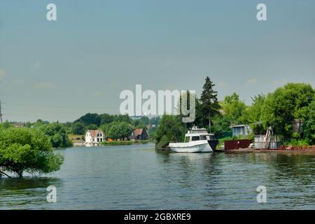 Moskau, Russland - 15. Juli 2021: Blick auf das Ufer des Kljasminskoye-Stausees in den Vororten Stockfoto