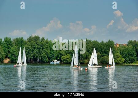 Moskau, Russland - 15. Juli 2021: Segelboote auf dem Fluss, Kljasminskoje Stausee in der Nähe von Moskau Stockfoto