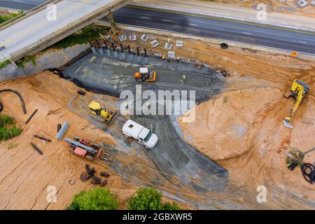 Bau für die Erneuerung Säulen Brücke einer Straße im Umbau modernen Straßentrecke in den USA Stockfoto