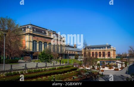 Budapest, Ungarn, März 2020, Blick auf die Seite des Bahnhofs Nyugati, einem der drei wichtigsten Bahnhöfe der Hauptstadt. Stockfoto