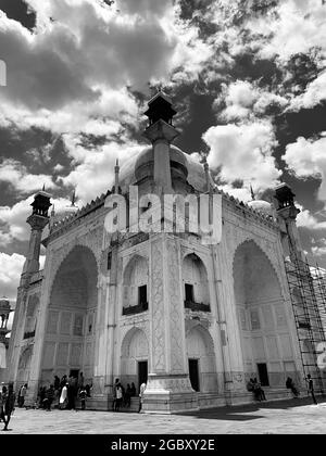 Low-Angle Graustufenaufnahme des historischen Bibi Ka Maqbara, einem berühmten Grab in Aurangabad, Indien Stockfoto