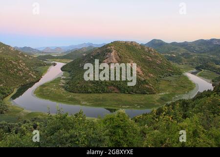 Der Mäander auf dem Fluss Crnovejica am Lake Skadar National Park in der Nähe von Sindon, Montenegro in der Dämmerung Stockfoto