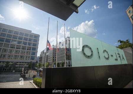Washington, Usa. August 2021. Das AFL-CIO-Hauptquartier in Washington DC fliegt zu Ehren ihres Präsidenten Richard Trumka, der am Donnerstag, dem 5. August 2021, starb, mit ihren Flaggen auf halber Mast. Trumka, 72, war seit 2009 Präsident des AFL-CIO. Foto von Bonnie Cash/UPI. Kredit: UPI/Alamy Live Nachrichten Stockfoto