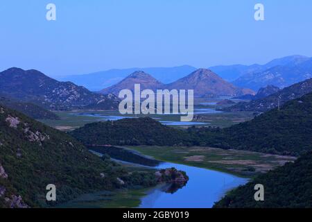 Der gewundene Fluss Crnovejica am Lake Skadar National Park in der Nähe von Sindon, Montenegro bei Dämmerung Stockfoto