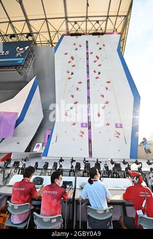 Tokio, Japan. August 2021. Mitarbeiter werden während der Olympischen Spiele in Tokio am Donnerstag, dem 5. August 2021, im Aomi Urban Sports Park in Tokio, Japan, beim Sportklettern der Männer beobachtet. Foto von Keizo Mori/UPI Credit: UPI/Alamy Live News Stockfoto