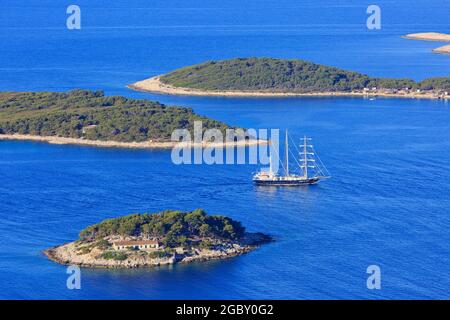 Das anmutige Dreimast-Barquentin/Segelschiff „läuft auf Wellen“ segelt an Hvar und den Paklinski-Inseln in Kroatien vorbei Stockfoto