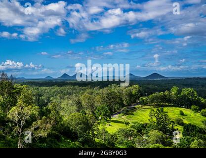 Glass House Mountains im Hinterland der Sunshine Coast von den Hängen der D'Aguilar Range bei Campbells Pocket in der Moreton Bay Region, Sout Stockfoto