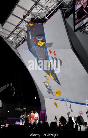 Tokio, Japan. August 2021. Kletterer beobachten am Donnerstag, den 5. August 2021, vor dem Lead Final während der Olympischen Spiele in Tokio das Sportklettern der Männer im Aomi Urban Sports Park in Tokio, Japan. Foto von Keizo Mori/UPI Credit: UPI/Alamy Live News Stockfoto