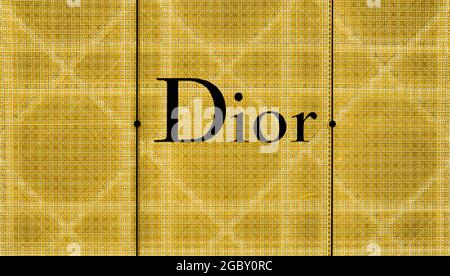 Eine beleuchtete Ladenfront eines Luxusdesigners der Spitzklasse, Dior. Stockfoto