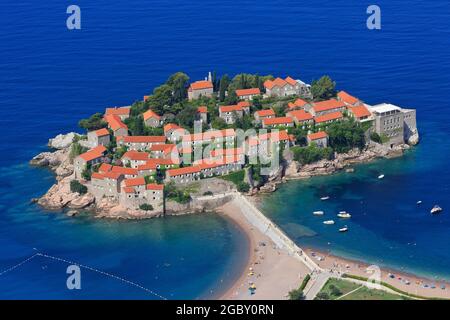 Panoramablick über die wunderschöne Insel (derzeit das 5-Sterne-Hotel Resort Aman Sveti Stefan) von Sveti Stefan, Montenegro Stockfoto