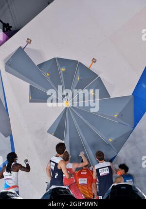 Tokio, Japan. August 2021. Kletterer beobachten am Donnerstag, den 5. August 2021, vor dem Boulderfinale während der Olympischen Spiele in Tokio das Sportklettern der Männer im Aomi Urban Sports Park in Tokio, Japan. Foto von Keizo Mori/UPI Credit: UPI/Alamy Live News Stockfoto