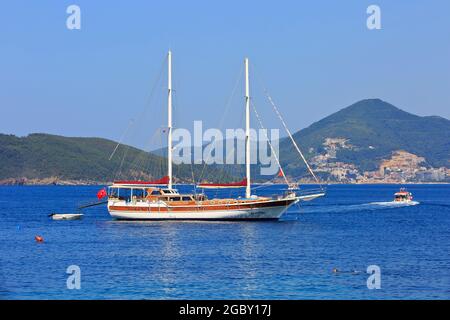 Eine schöne zweimastige Holzyacht (Gulet) zum Ankern in Sveti Stefan (Budva), Montenegro Stockfoto