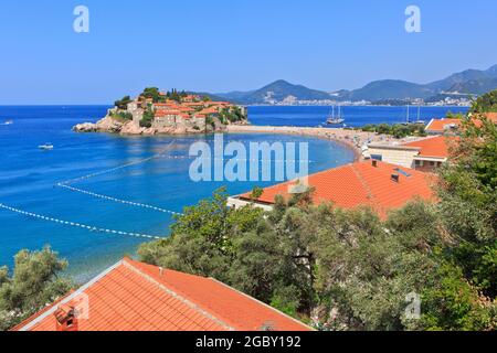 Panoramablick über die wunderschöne Insel (derzeit das 5-Sterne-Hotel Resort Aman Sveti Stefan) von Sveti Stefan, Montenegro Stockfoto