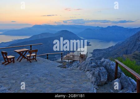 Panoramablick auf die Bucht von Kotor, Montenegro bei Sonnenuntergang Stockfoto