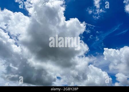 Muster von Wolken bilden sich in blauen Himmel schaffen einen abstrakten Hintergrund Stockfoto