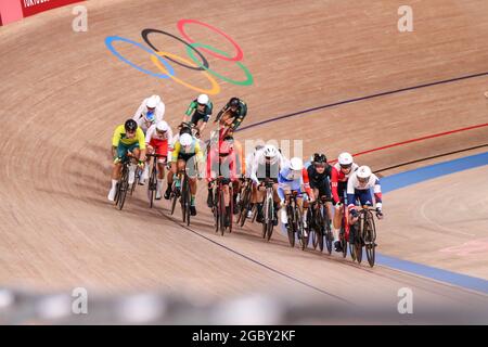 Shizuoka, Japan. August 2021. Sam Welsford (AUS), Benjamin Thomas (FRA), Thery Schir (SUI), Niklas Larsen (DEN), Matthew Walls (GBR), Artyom Zakharov (KAZ), Szymon Sajnok (POL), Gavin Hoover (USA) Radsport: Men's Omnium Elimination Race 3/4 während der Olympischen Spiele 2020 in Tokio auf dem Izu Velodrome in Shizuoka, Japan . Quelle: Shutaro Mochizuki/AFLO/Alamy Live News Stockfoto